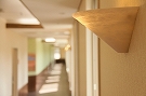 階ごとに異なる廊下の照明